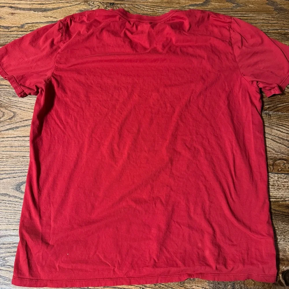 Older Guess Men's V-Neck T-Shirt in Red - Picture 4 of 4
